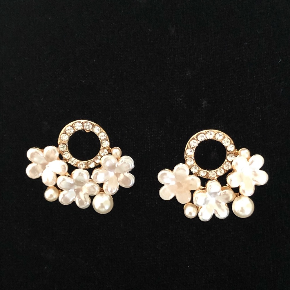 BNWT fashion flower cluster stud earrings